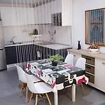 Pool Apartment Near Beach
